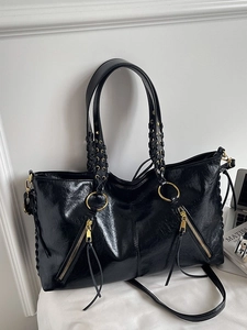 Schwarze glänzende Retro-Tragetasche mit Goldreißverschlüssen und Kettenriemen-Design