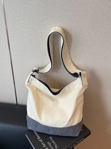 Grand sac cabas en toile beige et gris avec bandoulière réglable au style minimaliste