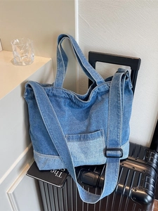 Sac fourre-tout vintage en jean avec design patchwork et bandoulière sur valise