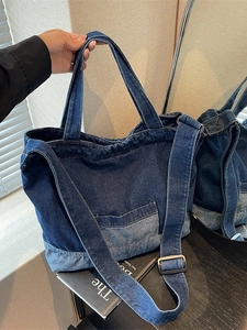 Sac cabas vintage en denim bleu marine avec bandoulière réglable et poche contrastée