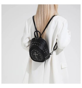 Sac à dos à la mode en cuir PU noir orné de clous argentés et d'un détail croix en métal