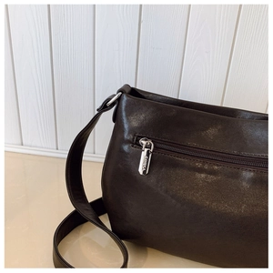 Détail du sac cabas en cuir marron foncé avec fermeture éclair métallique