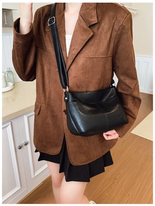 Sac fourre-tout plissé noir porté avec un blazer marron et une jupe plissée
