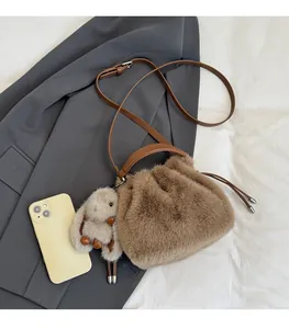 Détail du sac peluche marron avec breloque lapin et bandoulière en cuir chic