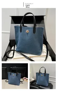 Vue détaillée du sac en jean bleu clair avec fermoir doré et emballage de boîte cadeau