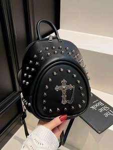 Sac à dos gothique en cuir PU noir avec pendentif croix et détails de clous argentés