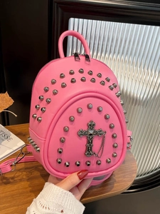 Mini sac à dos gothique rose avec rivets argentés et pendentif en forme de croix