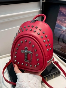 Sac à dos gothique rouge avec clous métalliques et une croix avec fines chaînes