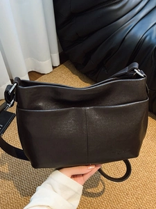 Sac fourre-tout en cuir marron foncé avec design plissé et détails argentés chics