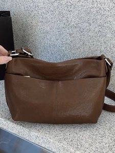 Sac fourre-tout vintage marron en similicuir avec plis et bandoulière réglable
