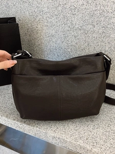 Sac fourre-tout marron foncé en cuir plissé avec coutures verticales et détails argentés