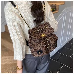 Detailansicht eines gesteppten Leoparden-Rucksacks mit goldener Kette und Verschluss