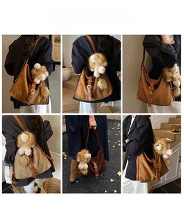 Détail du grand sac cabas marron foncé avec pendentif lion porté par un mannequin