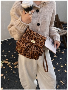 Quilted-Rucksack mit Leopardenmuster, goldener Kette und sicherem Drehverschluss