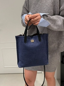 Sac fourre-tout en denim avec poignées en cuir et fermoir doré en style porté main