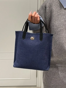 Grand sac cabas en denim bleu foncé avec anses en cuir noir et fermoir rotatif doré