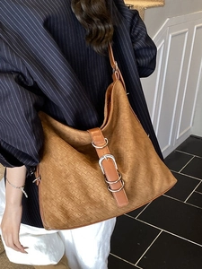Sac cabas marron en daim pour femme avec détails d'anneaux argentés et texture souple