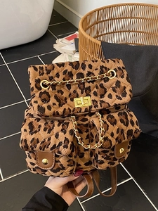 Vintage Rucksack mit Leopardenmuster, Steppmuster, Goldkette und Drehverschluss