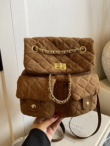 Brauner gesteppter Wildlederrucksack mit goldenen Ketten und Rautenmuster