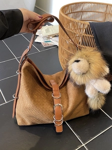 Sac cabas en daim tressé marron avec breloque lion et bandoulière réglable