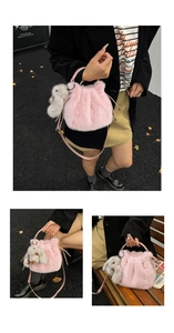 Détail du sac seau en peluche rose avec texture en fausse fourrure et lapin doux