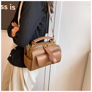 Sac Boston en cuir marron grainé avec détails dorés et bandoulière réglable