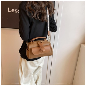 Sac bandoulière marron avec sangle FASHION porté par un mannequin en intérieur