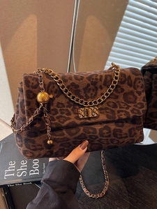Vintage leopard skull print shoulder bag with gold chain strap and textured flap lock