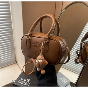 Sac Fourre-tout Rétro Oreiller pour Femmes en Cuir PU Sac à Main Bandoulière Mode Décontractée avec Pendentif Monstre