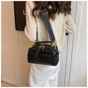Détail du sac Boston en cuir noir grainé avec bandoulière large en jacquard stylé
