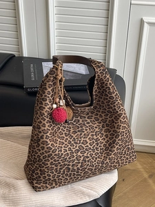 Women Large Capacity Leopard Print Tote Bag Vintage Hobo Shoulder Bag With Inner Pouch And Plush Pom Pom Charm Fashion Bag