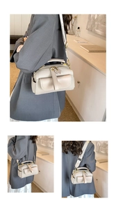 Détail du sac en cuir avoine avec large bandoulière en tissu et grain de litchi