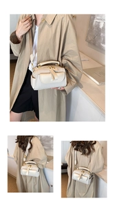 Détail d'un sac bandoulière crème en cuir texturé avec bandoulière imprimée FASHION