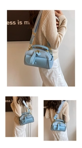 Détail du sac cabas en cuir bleu clair avec une large bandoulière élégante