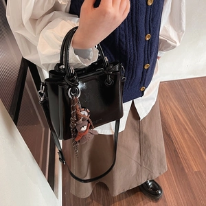 Borsa a secchiello vintage in pelle lucida nera con ciondolo a forma di orsetto