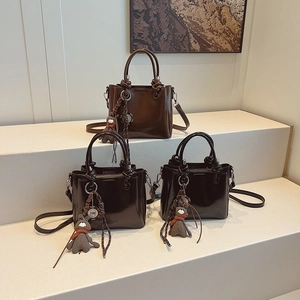Tre borse a secchiello vintage in pelle PU marrone con graziosi ciondoli a forma di coniglio