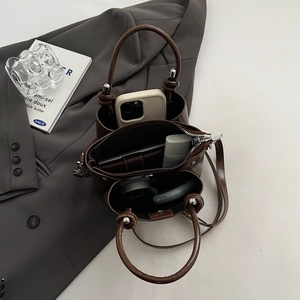 Borsa a secchiello vintage in pelle cerata marrone con grande capacità e tasche interne