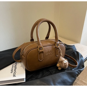 Sac Boston marron vintage avec logo ARM ARM, breloque monstre en peluche et grain de cuir