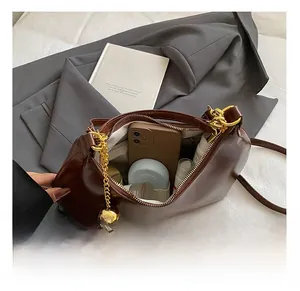 Capacità interna della borsa in pelle testa di moro con telefono, cosmetici e fodera