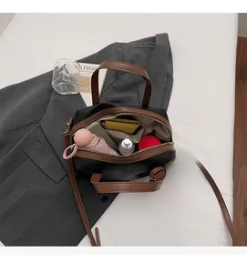Vue de dessus de l'intérieur spacieux pour parapluie et téléphone dans ce cabas
