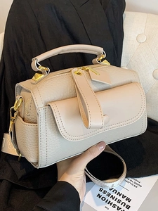 Sac Boston chic en cuir litchi beige avec large bandoulière et ferrures en or mat