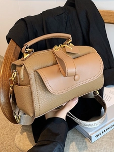 Sac à main rétro marron bicolore avec large bandoulière FASHION en vue tenue à la main