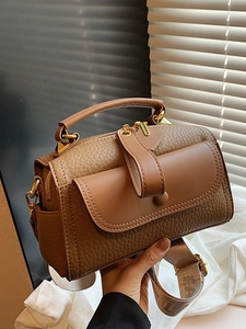 Sac à main Boston marron rétro avec cuir texturé et bandoulière large élégante et moderne