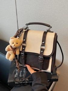 Sac à Dos Femme en Cuir PU Vintage Sac Bandoulière Carré à la Mode Avec Pendentif Ours Sac à Épaule Retro Voyage