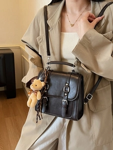 Sac à dos bandoulière en suédine marron avec breloque ours et rabat à double boucle vintage