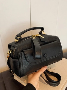 Sac Boston en cuir litchi noir avec large bandoulière et finitions en métal doré