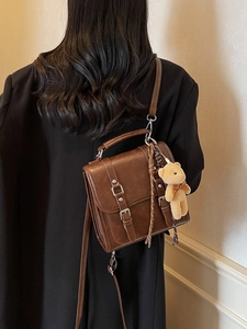 Sac à dos vintage marron en suédine avec boucles argentées et pendentif ours pour l'automne
