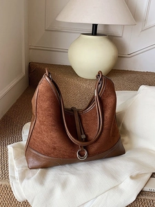 Bruine suède patchwork hobo-tas met zilveren ringdetail voor dagelijks gebruik door dames