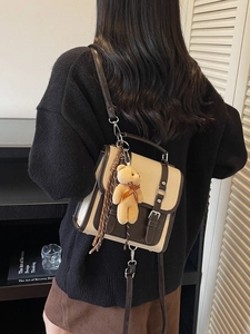 Sac à dos rétro bicolore en daim pour femme avec boucle à rabat et porte-clé ours