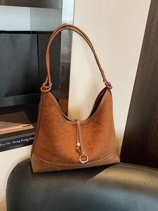 Caramel suède hobo draagtas met lederen bies en metalen ring accent voor dames